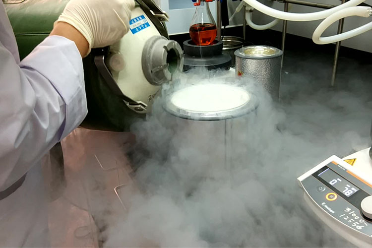 使用東亞液氮罐，提取液氮